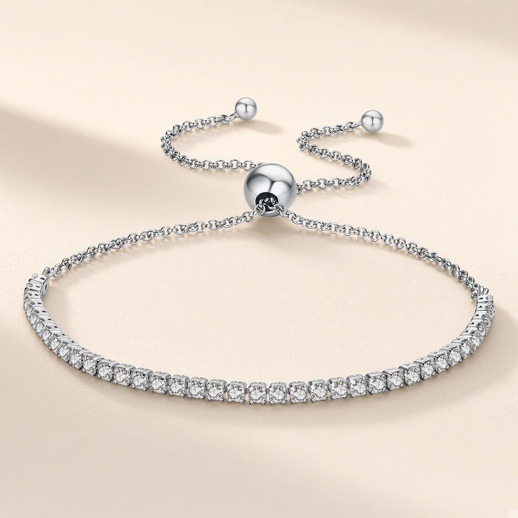 Bracelet Rivière de Lumière argent 925, ligne de zirconium cubique et fermoir coulissant réglable, posé sur fond crème