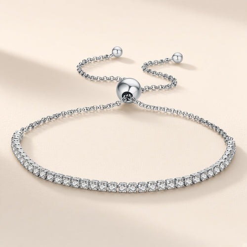 Bracelet Rivière de Lumière argent 925, ligne de zirconium cubique et fermoir coulissant réglable, posé sur fond crème