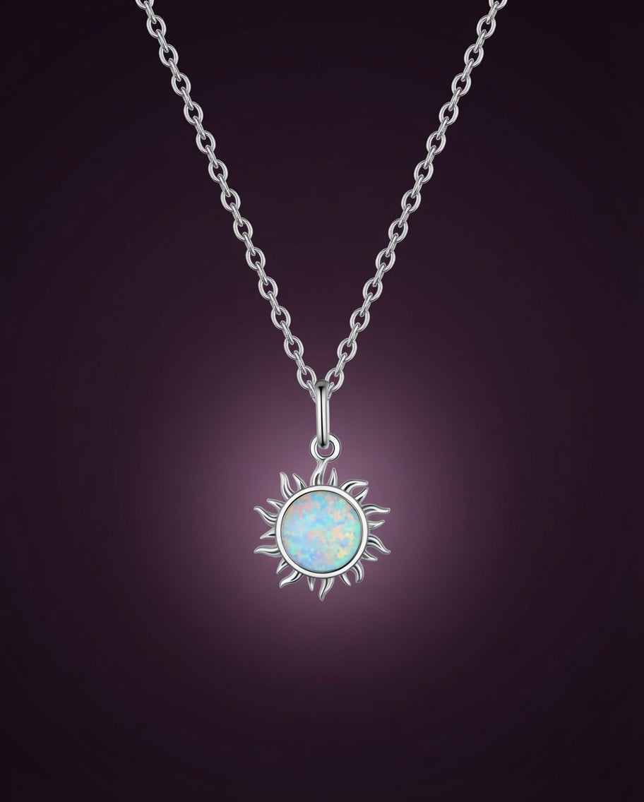 Collier Plein Soleil argent 925, pendentif soleil en opale de synthèse et chaîne, fond aubergine