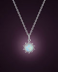 Collier Plein Soleil argent 925, pendentif soleil en opale de synthèse et chaîne, fond aubergine