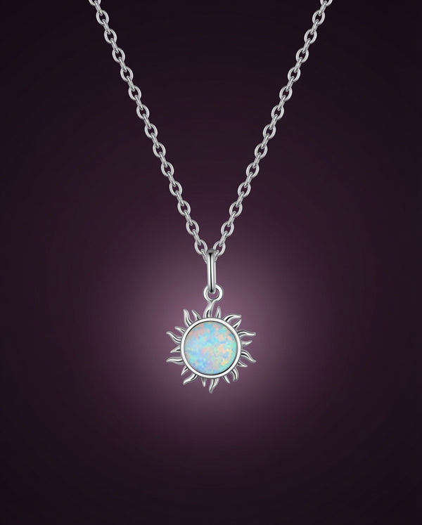 Collier Plein Soleil argent 925, pendentif soleil en opale de synthèse et chaîne, fond aubergine