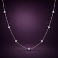Collier Nuée d'Étoiles argent 925, étoiles serties de zirconium cubique sur chaîne fine, sur fond aubergine