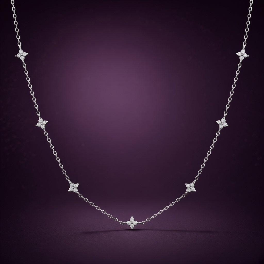 Collier Nuée d'Étoiles argent 925, étoiles serties de zirconium cubique sur chaîne fine, sur fond aubergine