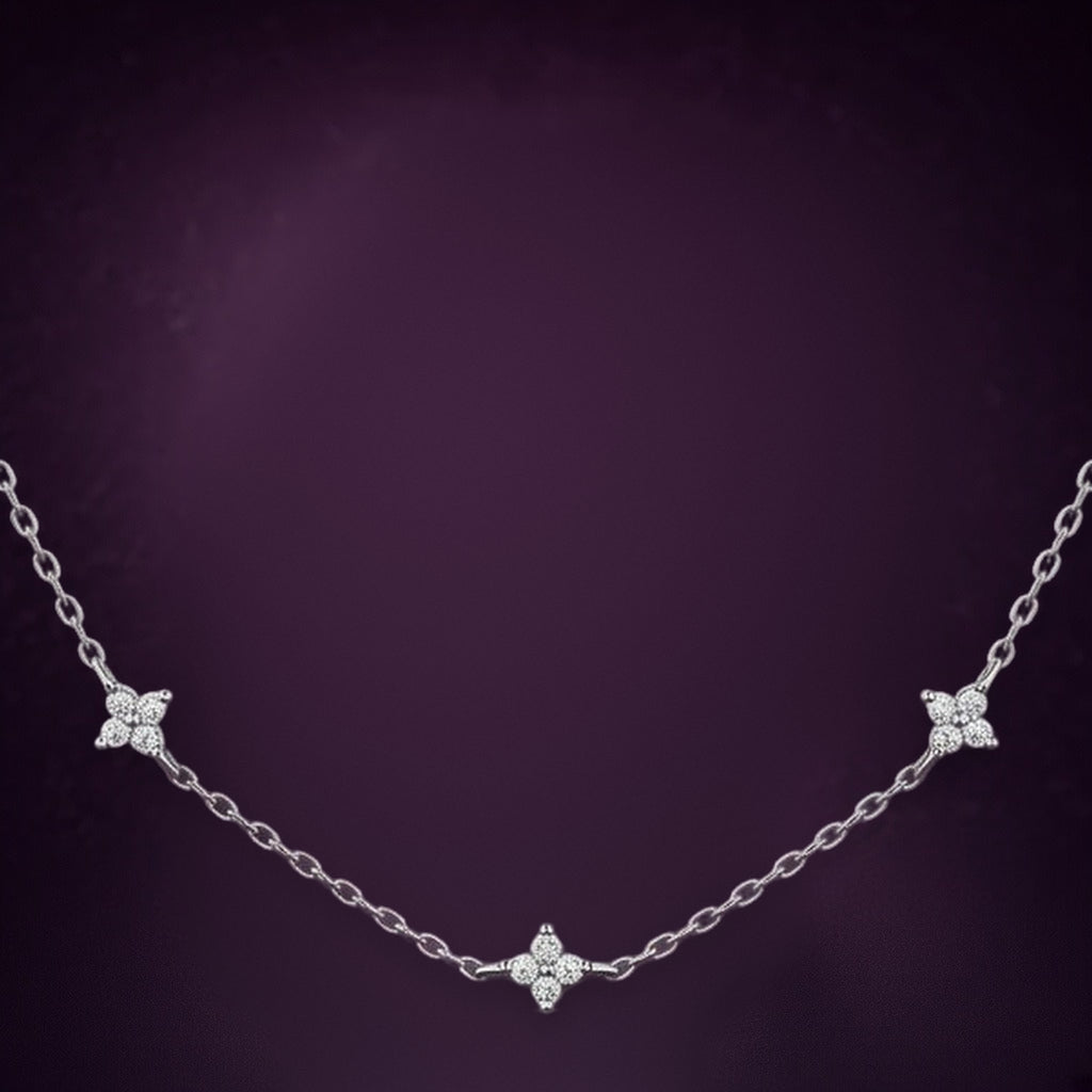 Collier Nuée d'Étoiles vu de biais : petites étoiles à quatre branches espacées sur la chaîne fine