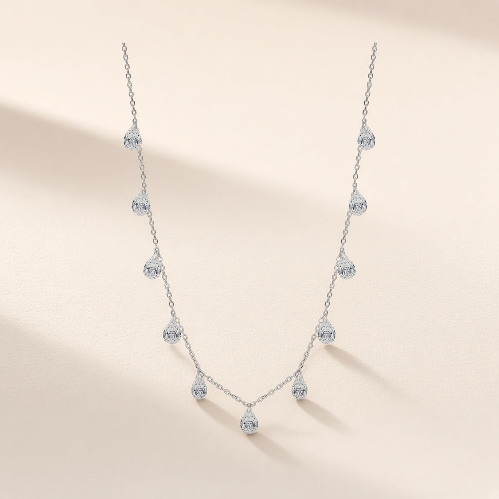 Collier Pluie d'Avril argent 925, chaîne fine semée de gouttes de zirconium cubique incolore, sur fond crème