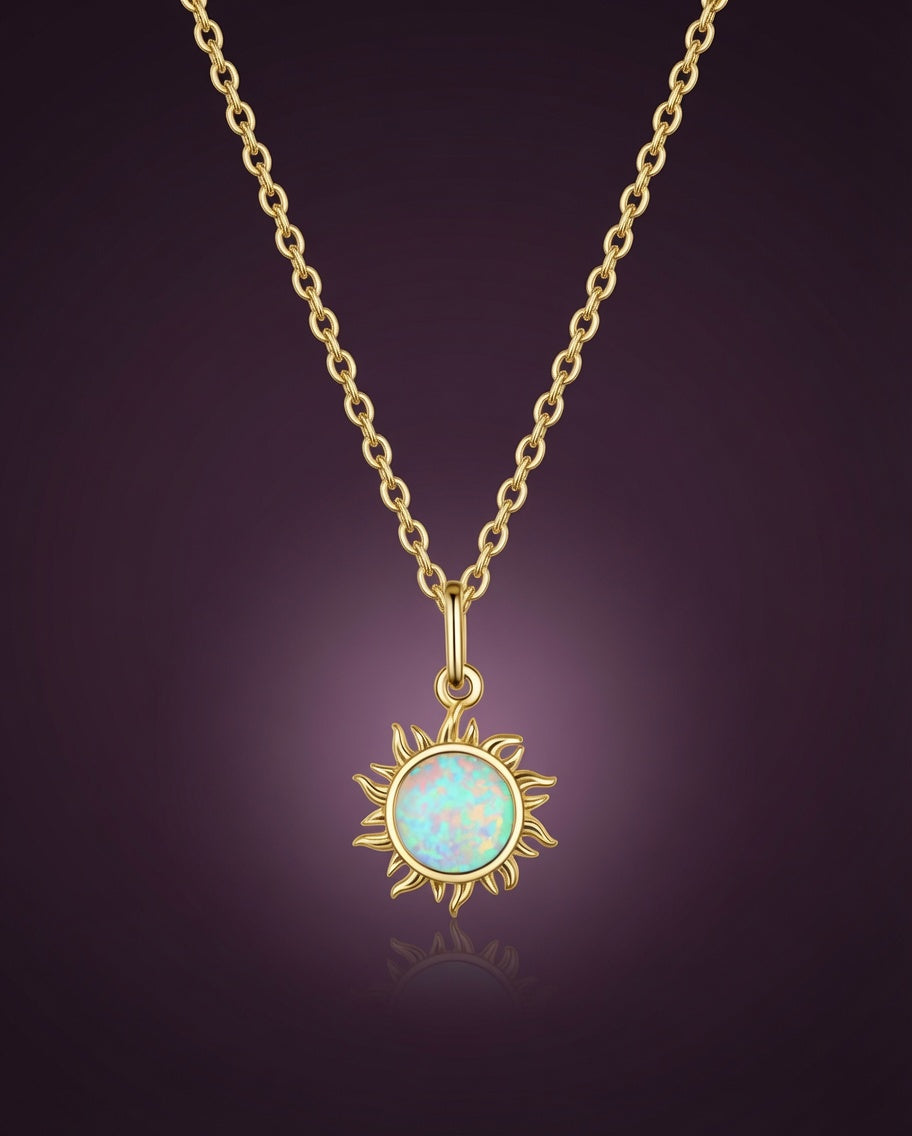 Collier Plein Soleil plaqué or, pendentif soleil en opale de synthèse et chaîne, fond aubergine