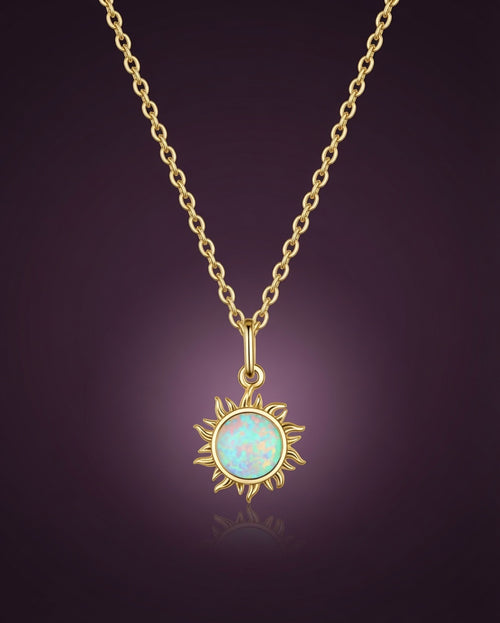Collier Plein Soleil, finition dorée, pendentif soleil en opale d'imitation et chaîne, fond aubergine