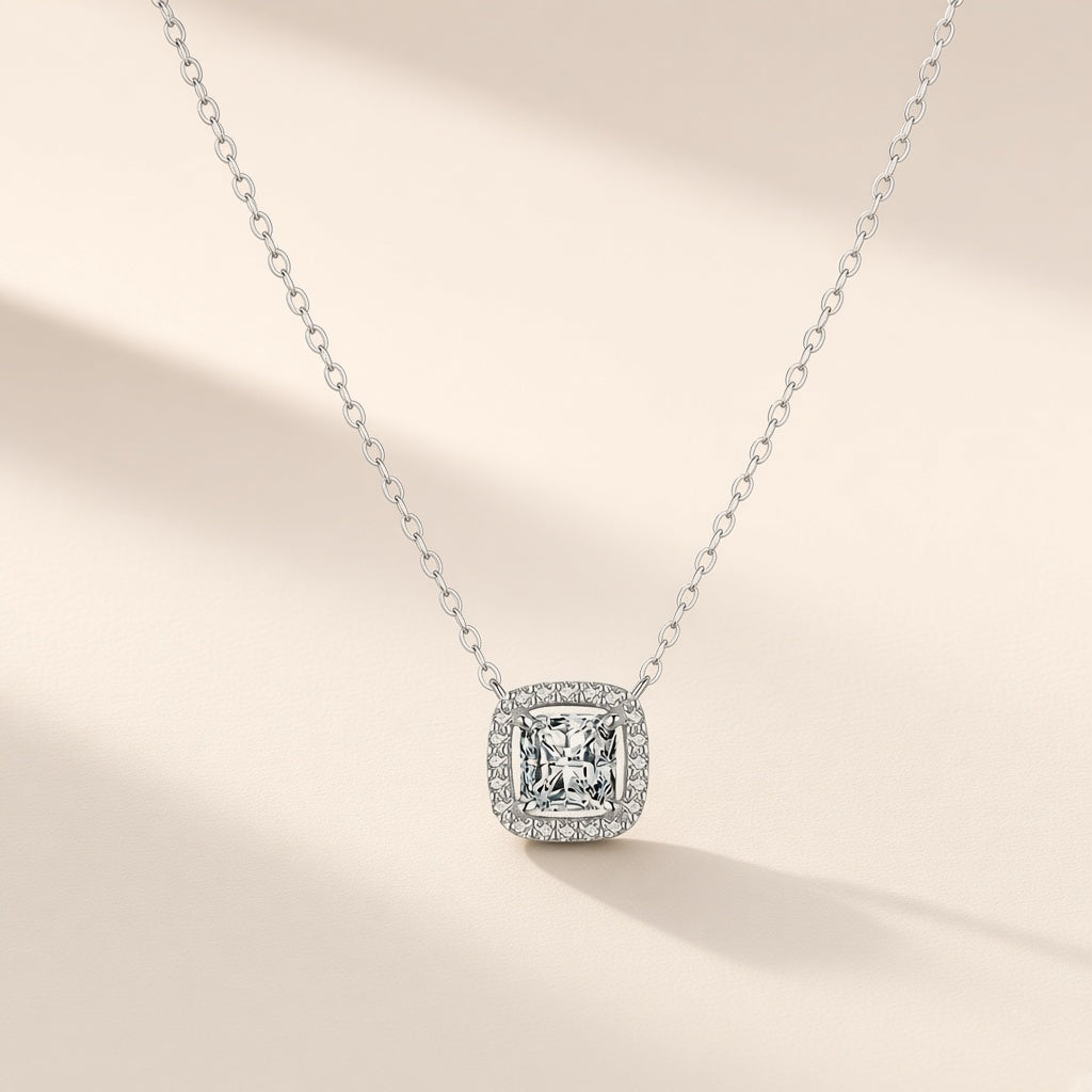 Collier Petite Lanterne argent 925, zirconium cubique carré cerclé de petites pierres claires, sur fond crème
