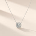 Collier Petite Lanterne argent 925, zirconium cubique carré cerclé de petites pierres claires, sur fond crème
