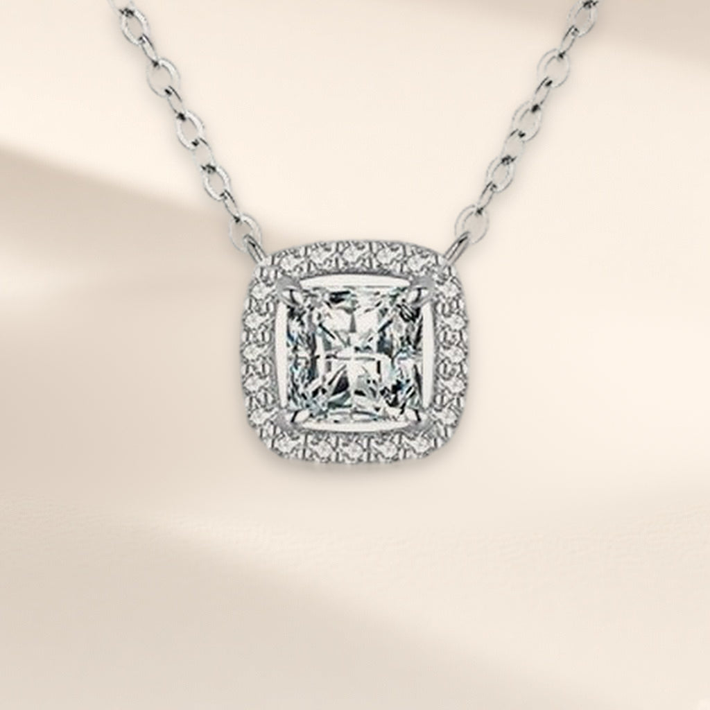 Collier Petite Lanterne en gros plan : pierre carrée claire dans un cadre de petites pierres, sous la chaîne