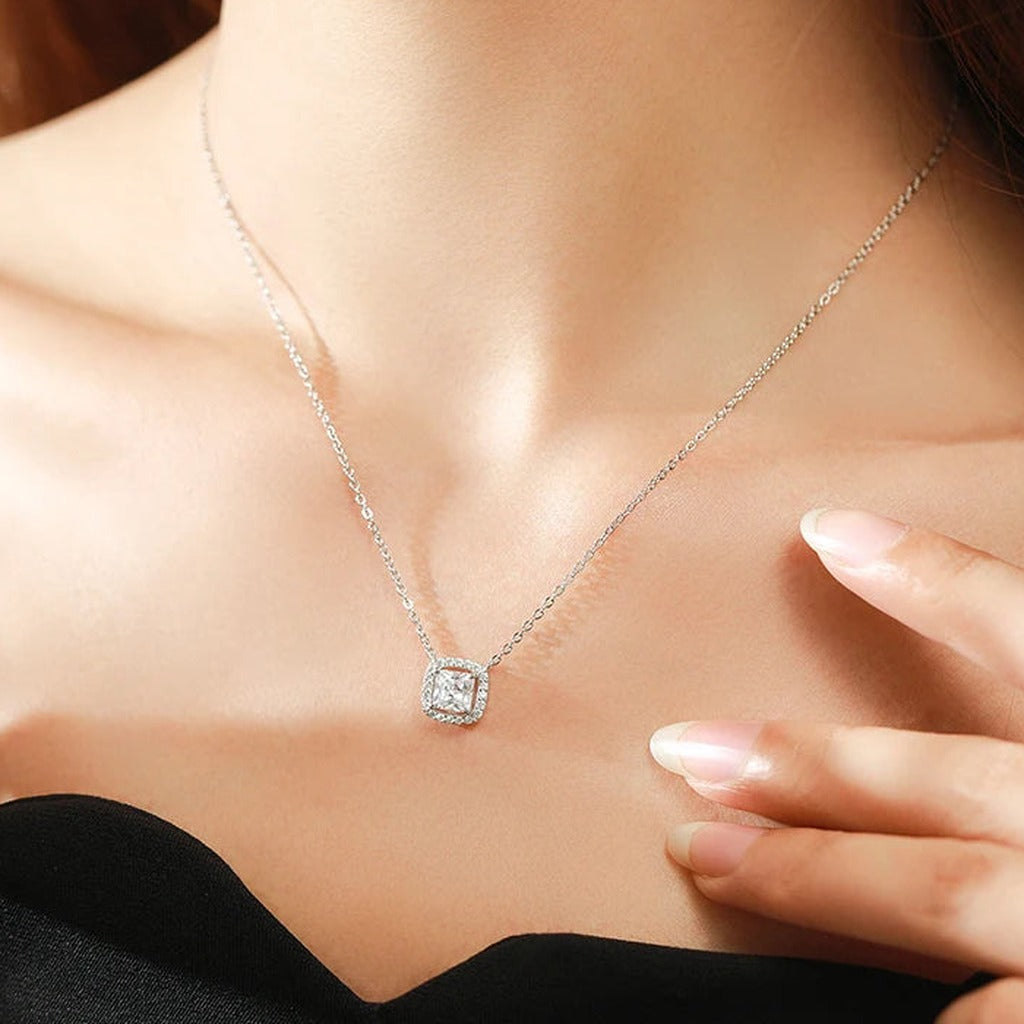 Collier Petite Lanterne porté au cou : le pendentif carré posé sous la clavicule
