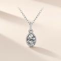 Collier Astre Suspendu argent 925, moissanite synthétique ovale en serti clos sur chaîne fine, sur fond crème