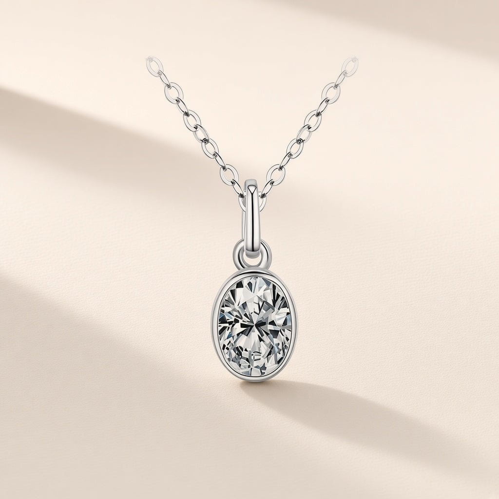 Collier Astre Suspendu argent 925, moissanite synthétique ovale en serti clos sur chaîne fine, sur fond crème