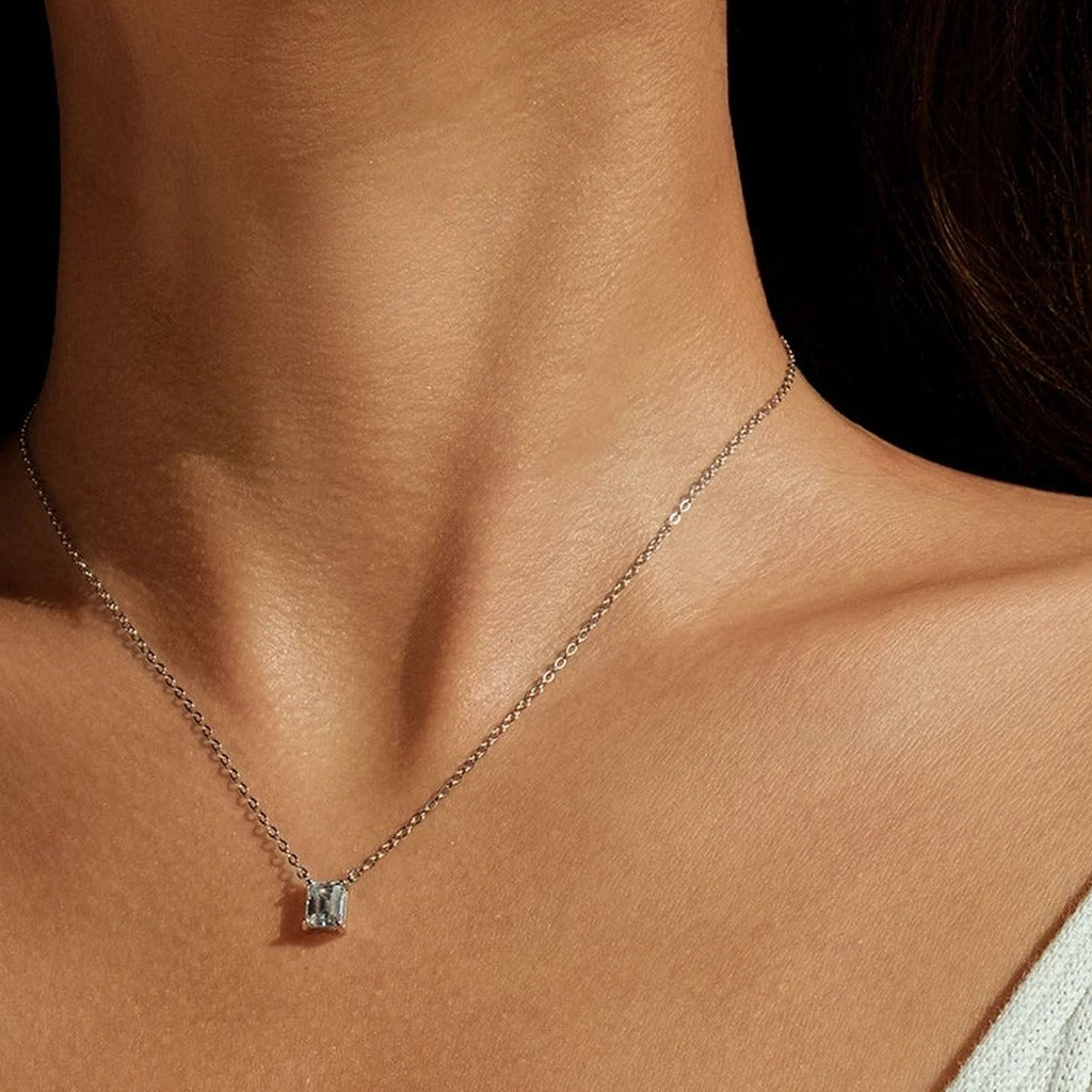 Collier Astre Suspendu porté au cou : le petit pendentif rectangulaire sur la chaîne fine
