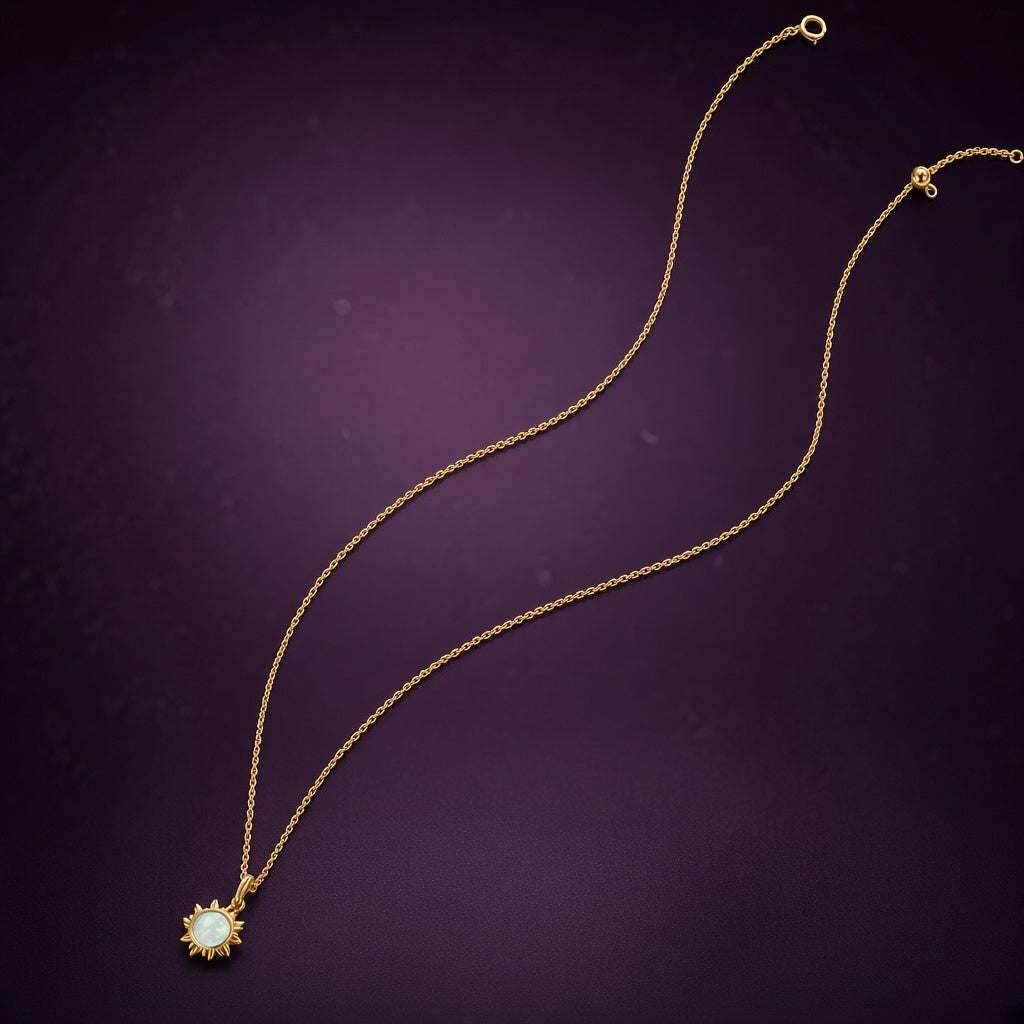 Collier Plein Soleil, finition dorée, pendentif soleil en opale d'imitation et chaîne, fond aubergine