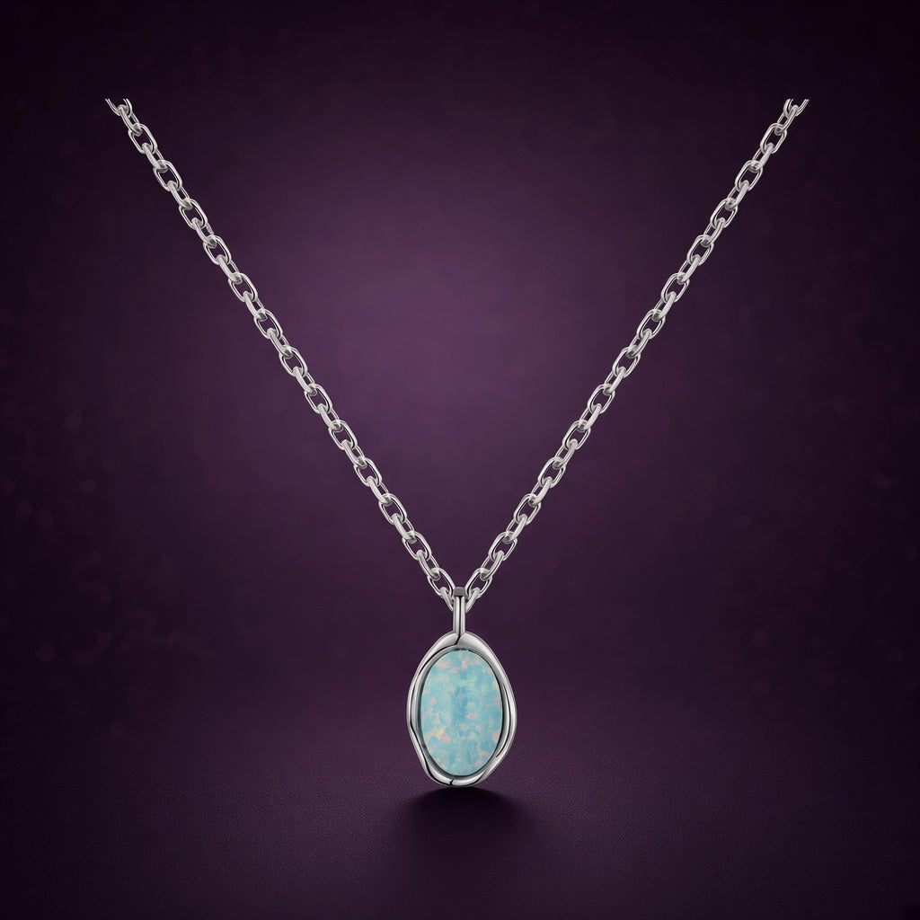 Collier Lune d'Écume argent 925, pendentif ovale en opale d'imitation bleutée dans un contour en vague, sur fond aubergine