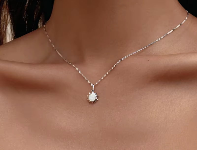 Collier Plein Soleil argent 925, pendentif soleil opale de synthèse, porté sur le décolleté