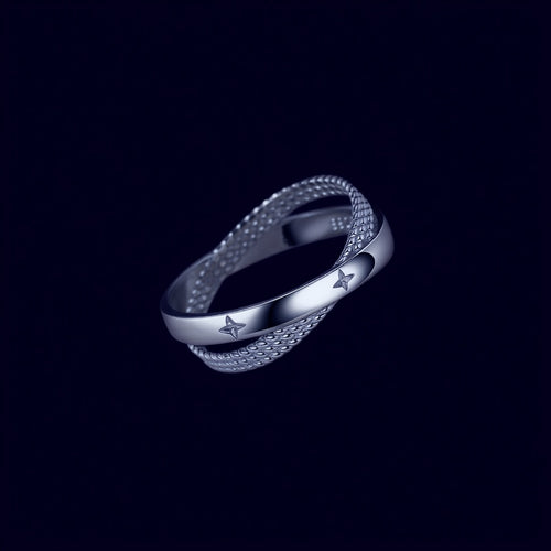 Bague Constellation argent 925, motif croisé et étoiles gravées, sur fond aubergine