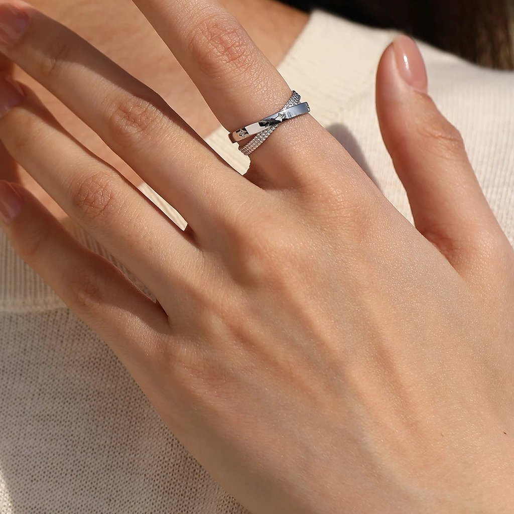 Bague Constellation argent 925 portée, lumière naturelle