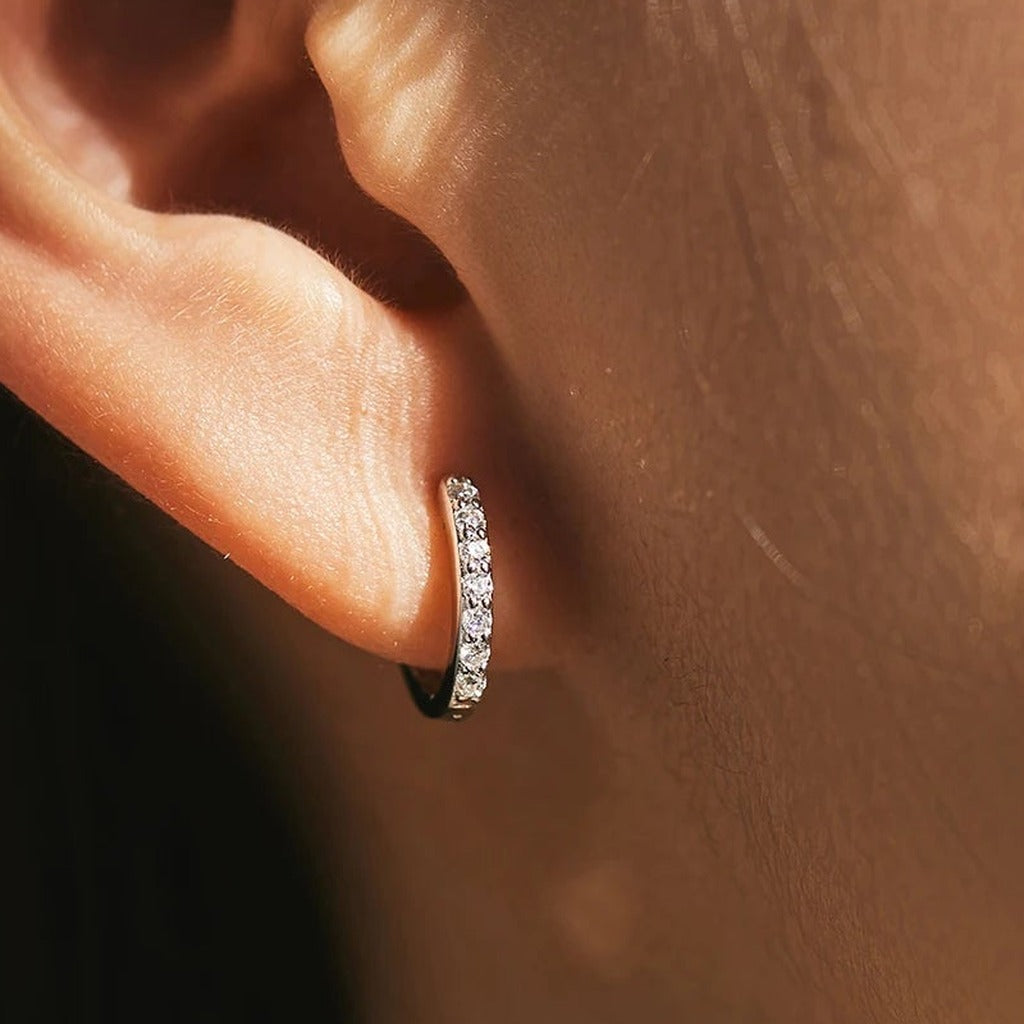 Créoles Liseré portées à l'oreille : la petite créole sertie serrée contre le lobe