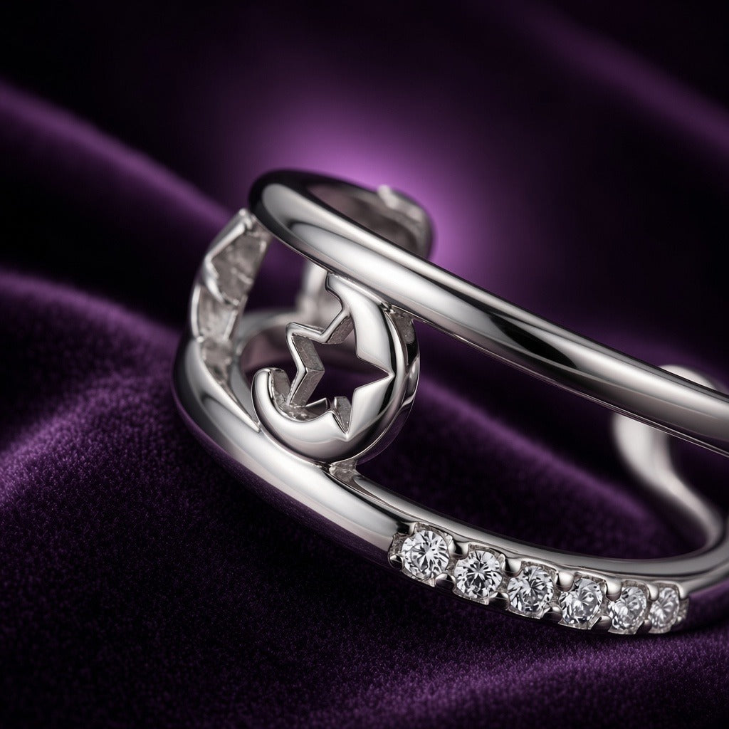 Ear cuff Croisée du Soir en gros plan : deux anneaux, lune et étoile ajourées, rang de petites pierres claires