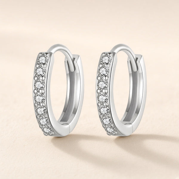 Créoles Anneau de Lumière argent 925 pavées de zirconium cubique, la paire, sur fond crème