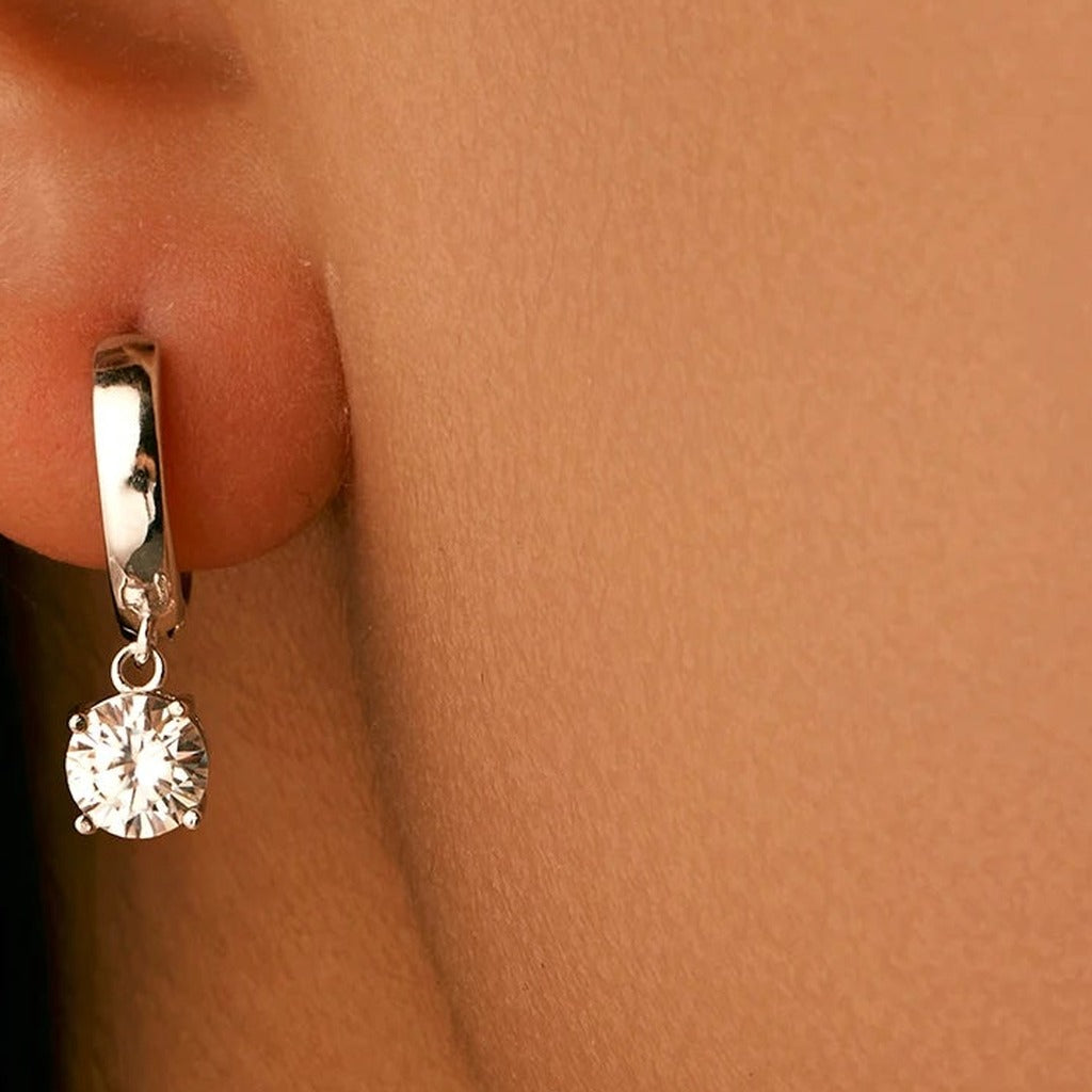 Créoles Source Vive portées à l'oreille : l'anneau près du lobe et la pierre ronde suspendue