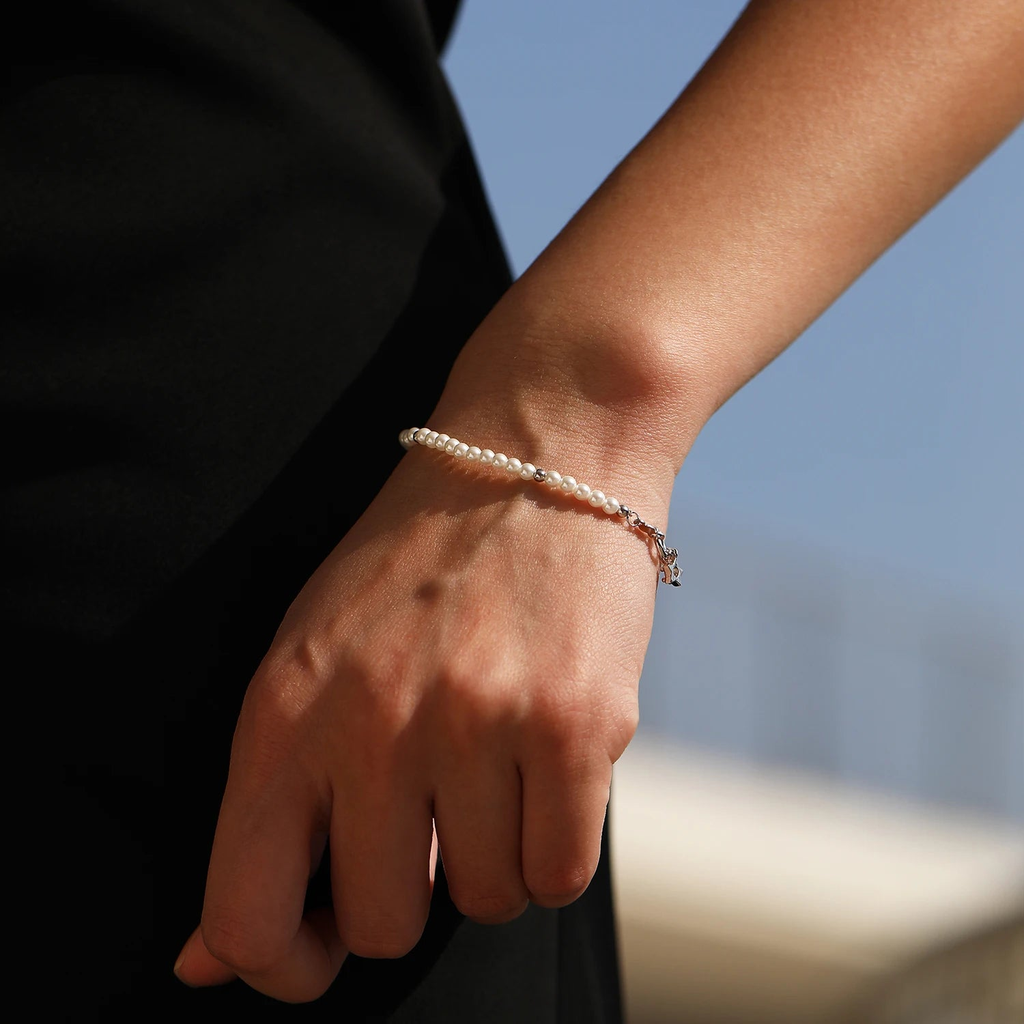 Bracelet Fil d'Étoiles porté au poignet en lumière naturelle
