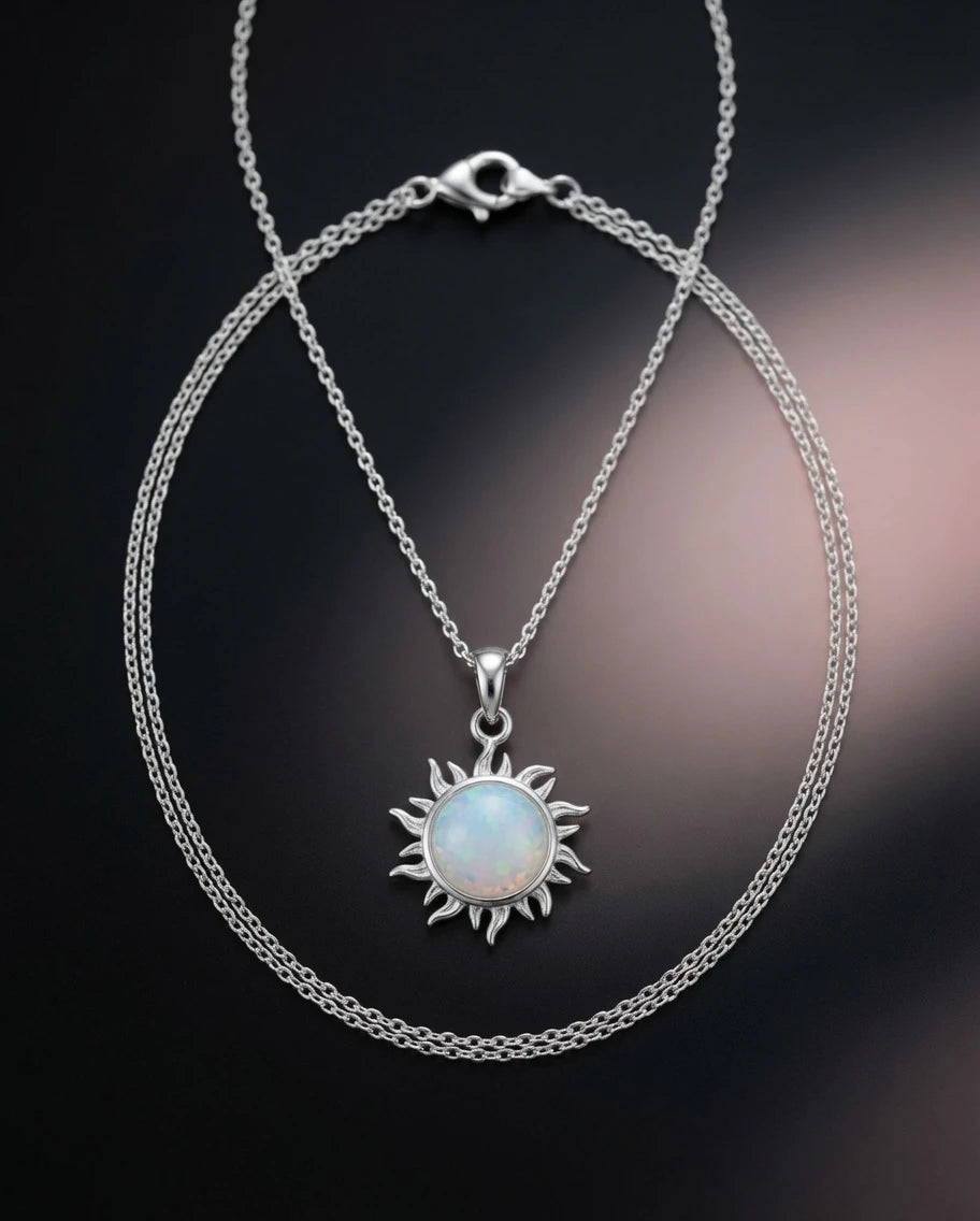 Collier soleil argent 925 déployé à plat, chaîne et fermoir visibles