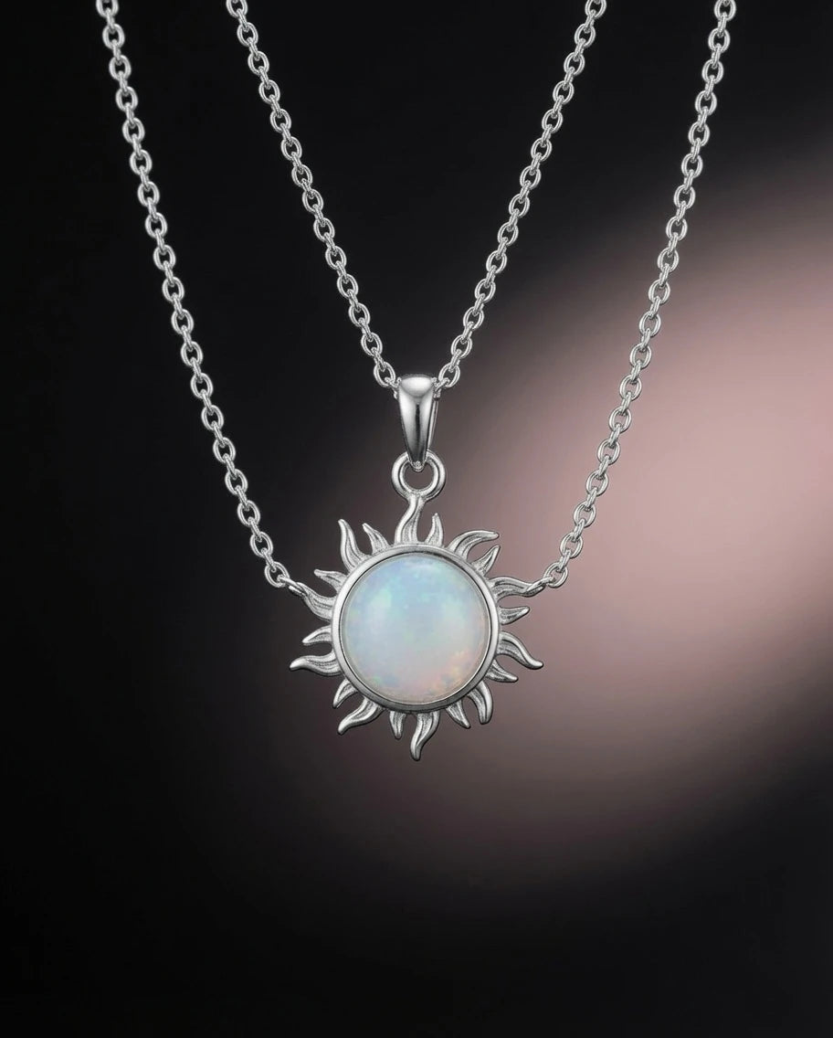 Pendentif soleil argent 925 et opale de synthèse en gros plan, layering
