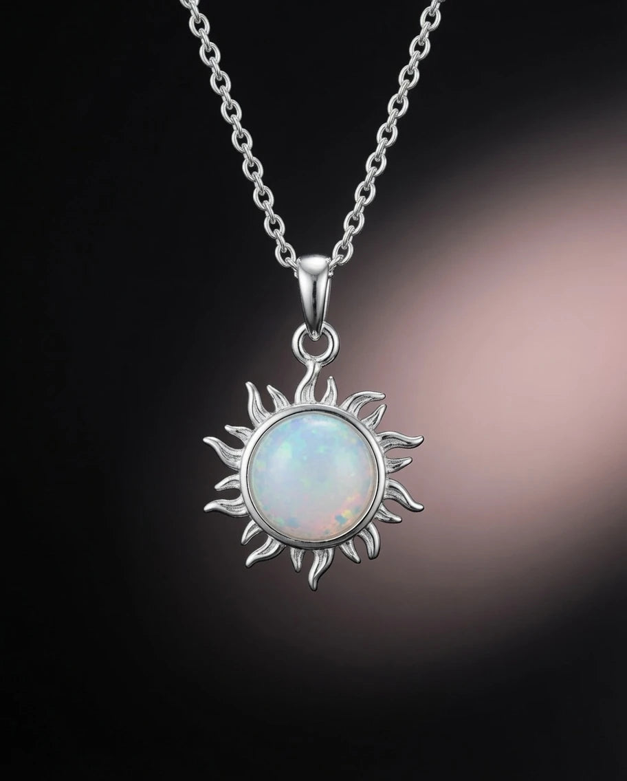 Pendentif collier soleil en argent 925 et opale de synthèse, fond sombre