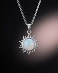 Pendentif collier soleil en argent 925 et opale de synthèse, fond sombre