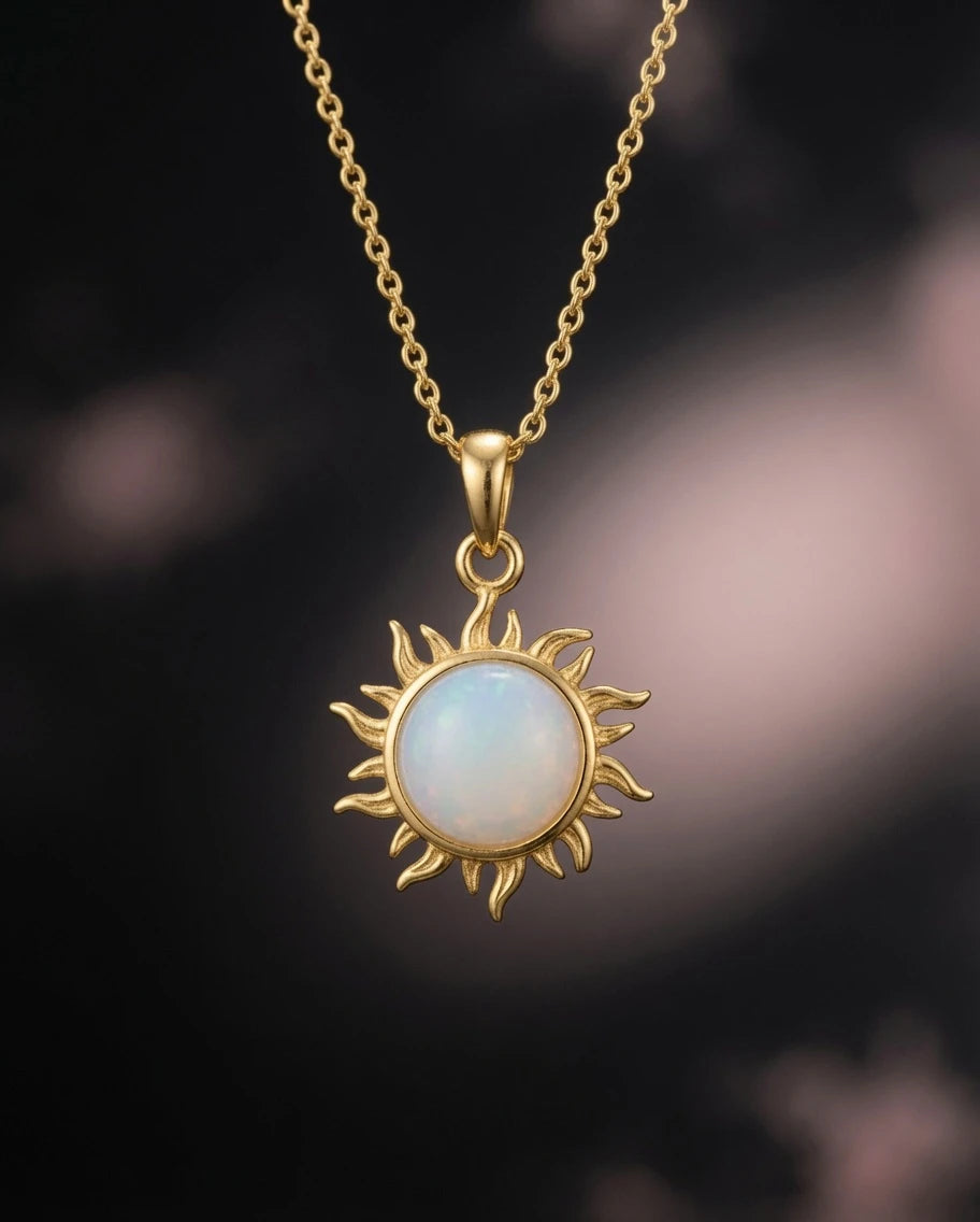 Pendentif collier soleil plaqué or doré et opale de synthèse, gros plan