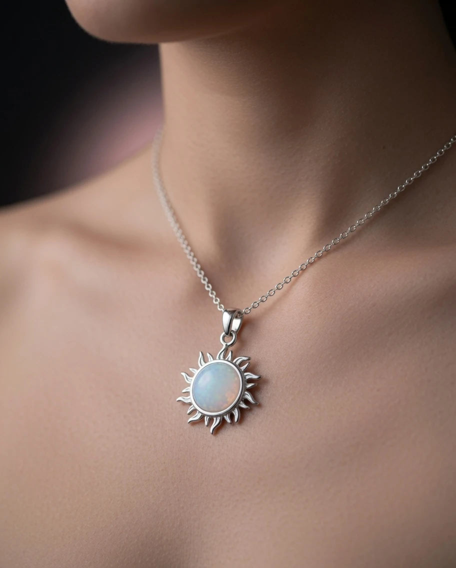 Collier soleil argent 925 et opale de synthèse porté au décolleté