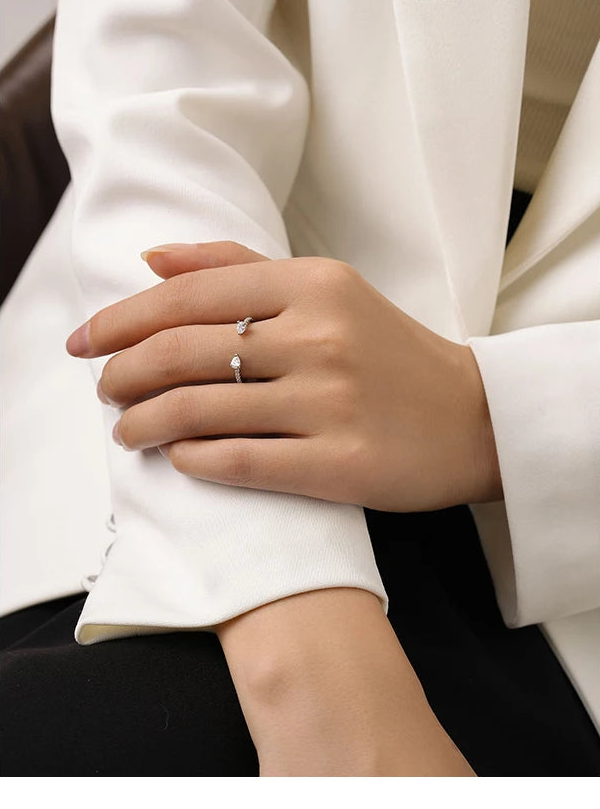 Bague Goutte de Rosée portée à la main