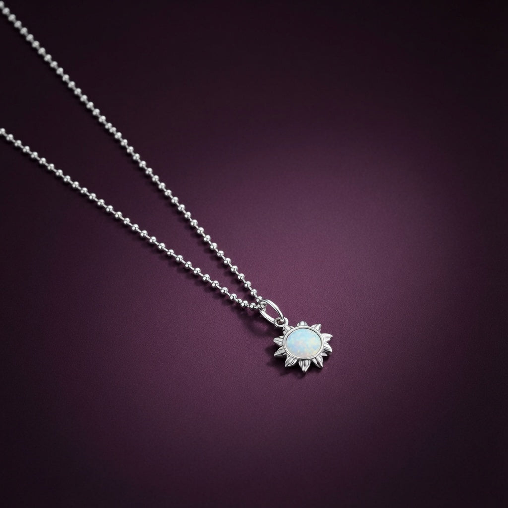 Collier Plein Soleil argent 925, pendentif soleil à cabochon d'opale de synthèse blanche irisée sur chaîne à billes, fond aubergine