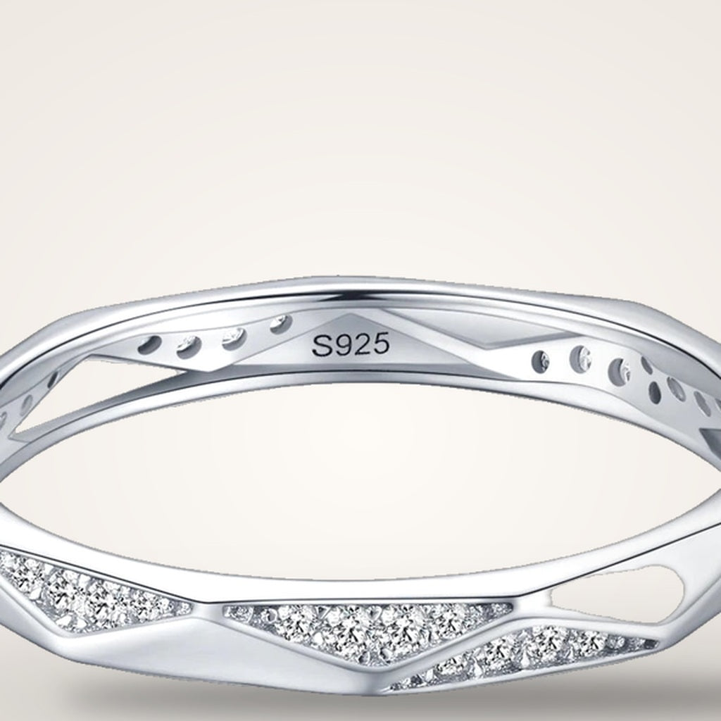 Bague Ligne Claire argent 925 zirconium, macro des facettes géométriques