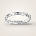 Bague Ligne Claire argent 925, band facetté et zircons, sur fond crème