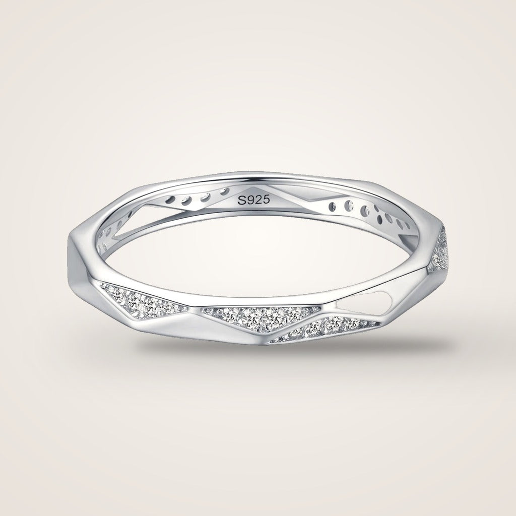 Bague Ligne Claire argent 925, band facetté et zircons, sur fond crème