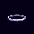 Bague Ligne Claire argent 925, band facetté et zircons, sur fond aubergine