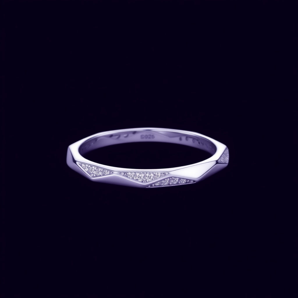 Bague Ligne Claire argent 925, band facetté et zircons, sur fond aubergine