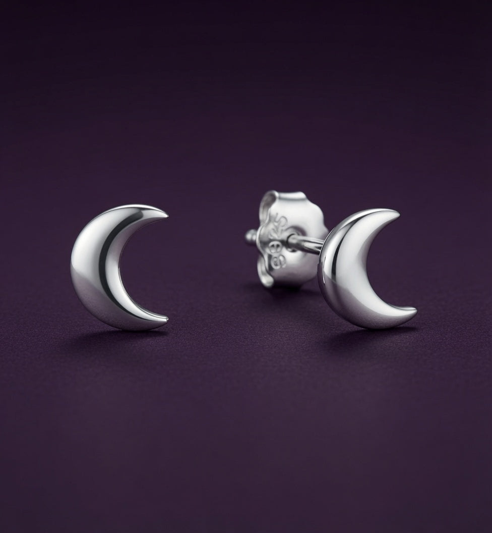 Puces Premier Ciel croissant de lune, argent 925 poli, la paire sur fond aubergine