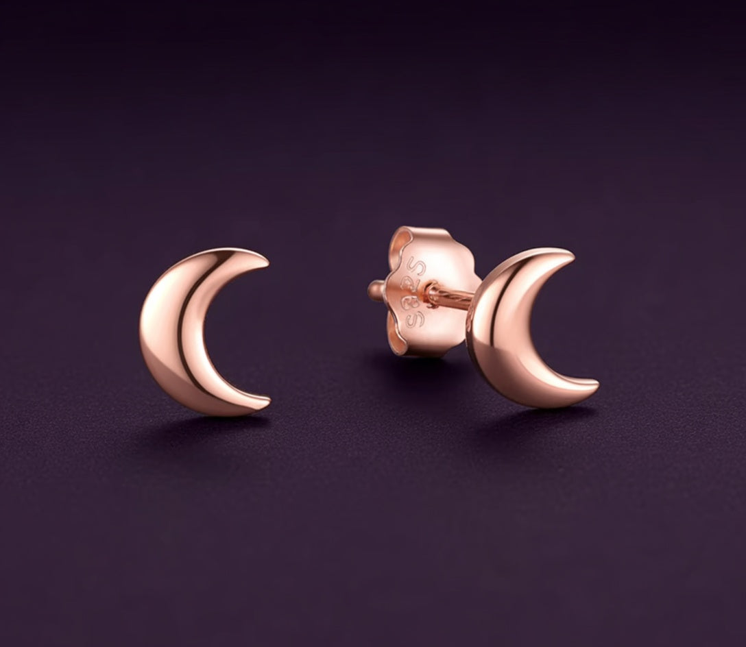 Puces Premier Ciel croissant de lune, plaqué or rose sur argent 925, la paire sur fond aubergine