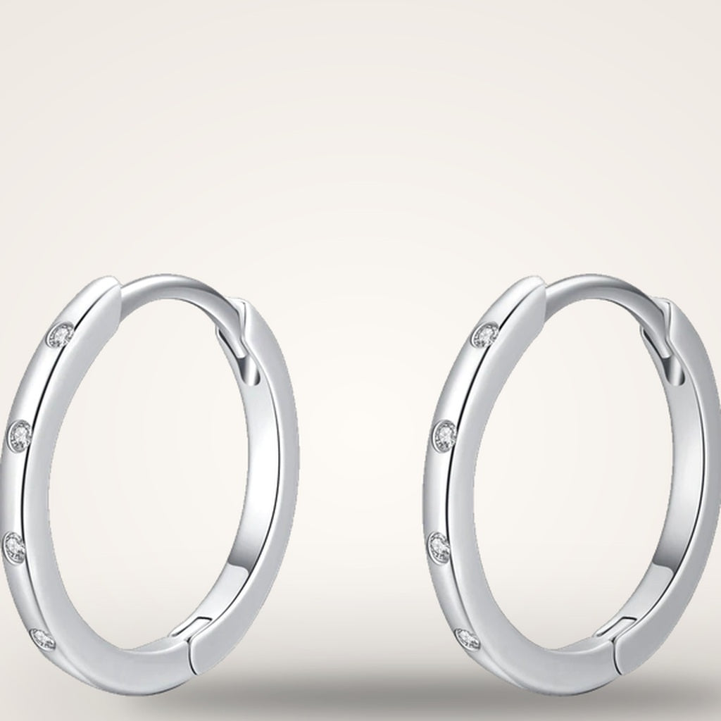 Créoles huggie Première Lueur argent 925, macro sur le zirconium