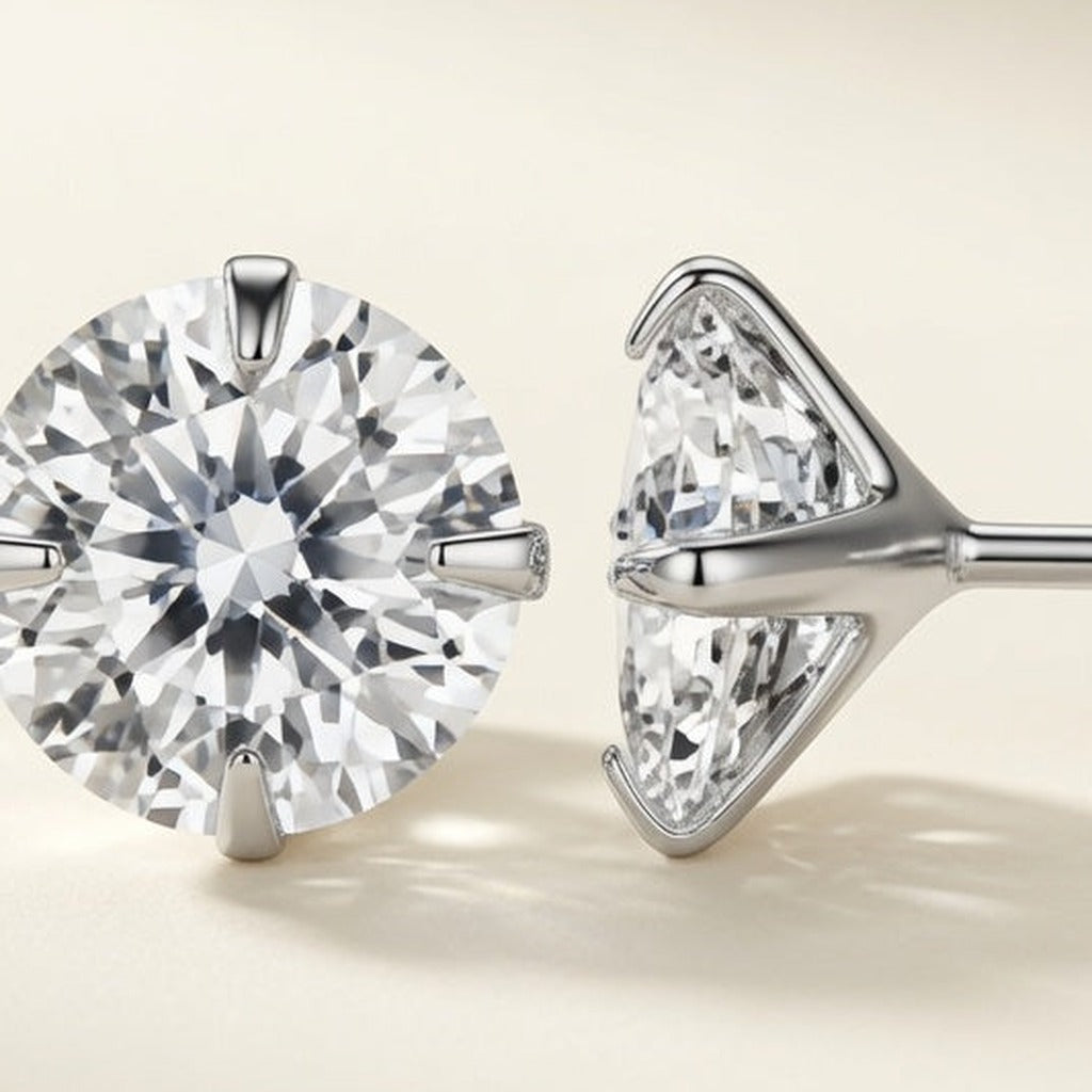 Puces Point du Jour argent 925, gros plan sur les griffes et le zircon, sur fond crème
