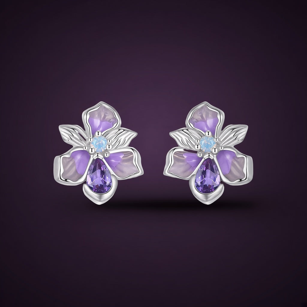 Puces Iris du Matin argent 925, fleur d'iris émail lilas et cœur en opale d'imitation, la paire sur fond aubergine Luminori