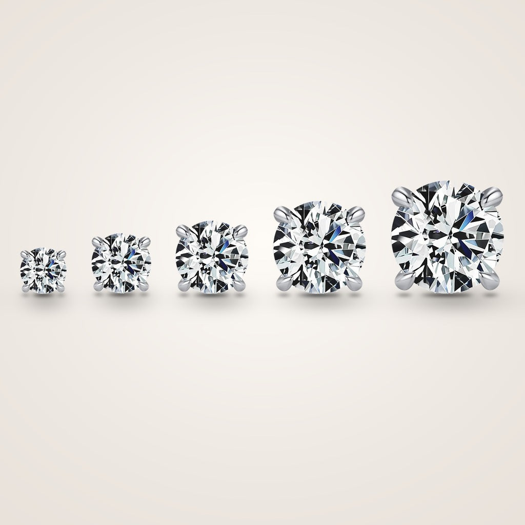 Puces Veilleuse argent 925, les cinq tailles de moissanite synthétique côte à côte, de la plus petite à la plus grande, sur fond crème