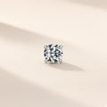 Puces Veilleuse argent 925, moissanite synthétique ronde et incolore à quatre griffes, modèle 3 mm, vue de face sur fond crème