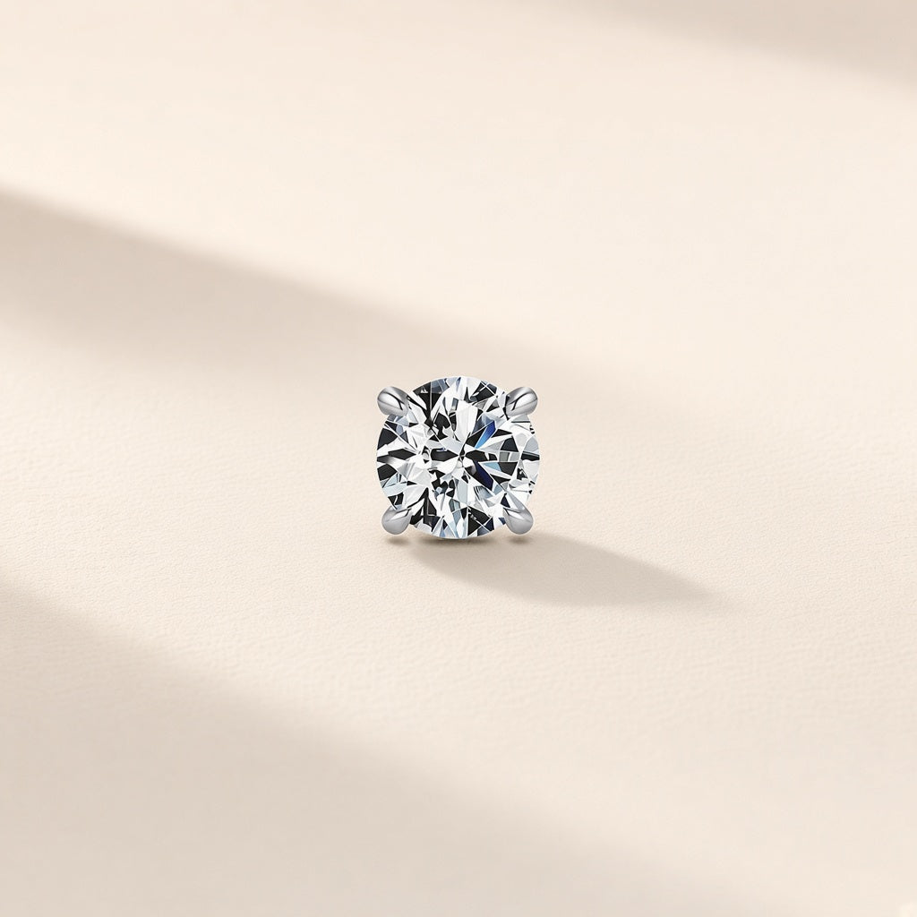 Puces Veilleuse argent 925, moissanite synthétique ronde et incolore à quatre griffes, modèle 3 mm, vue de face sur fond crème