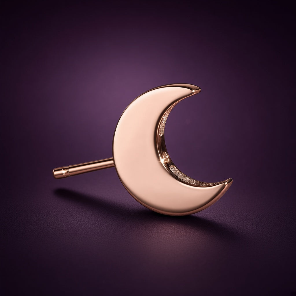 Puces Premier Ciel croissant de lune, finition dorée rose sur argent 925, la paire sur fond aubergine